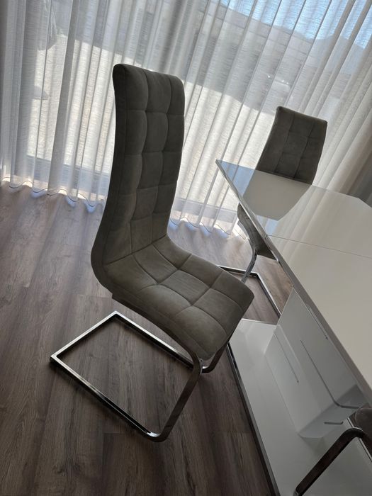 Mesa c/ quatro cadeiras