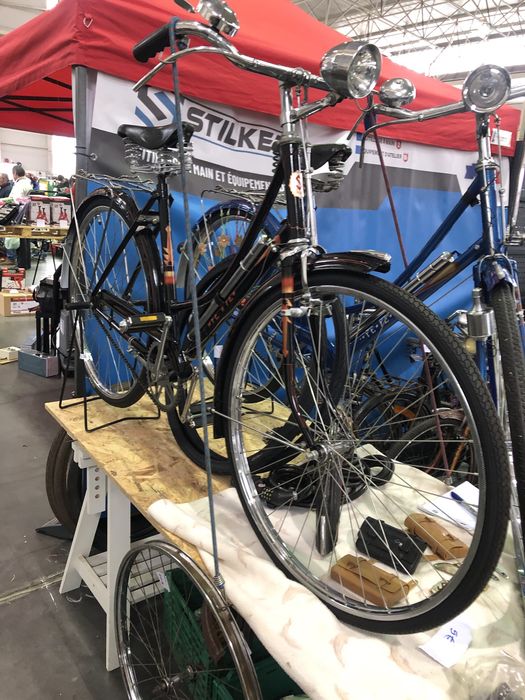 Bicicletas antigas pasteleiras novas