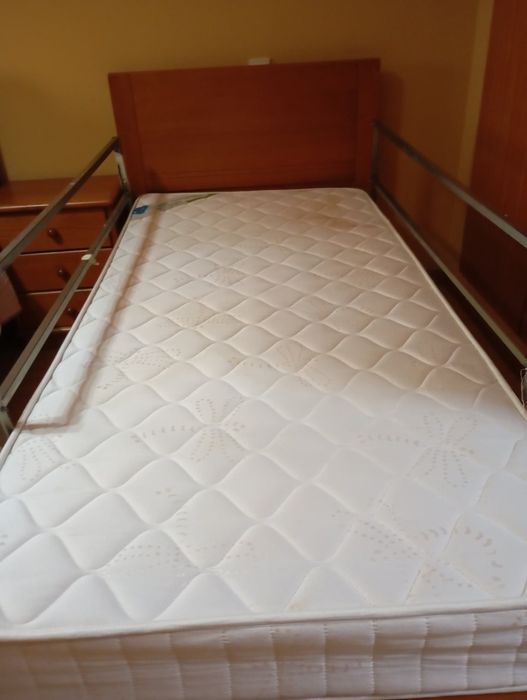 Cama de solteiro com grade