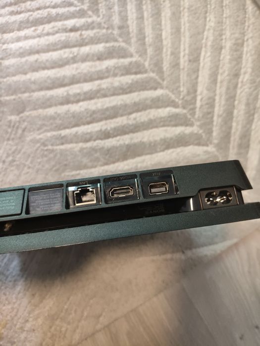 PlayStation 4 Slim 1 TB + 2 pady + stacja ładująca – stan bardzo dobry