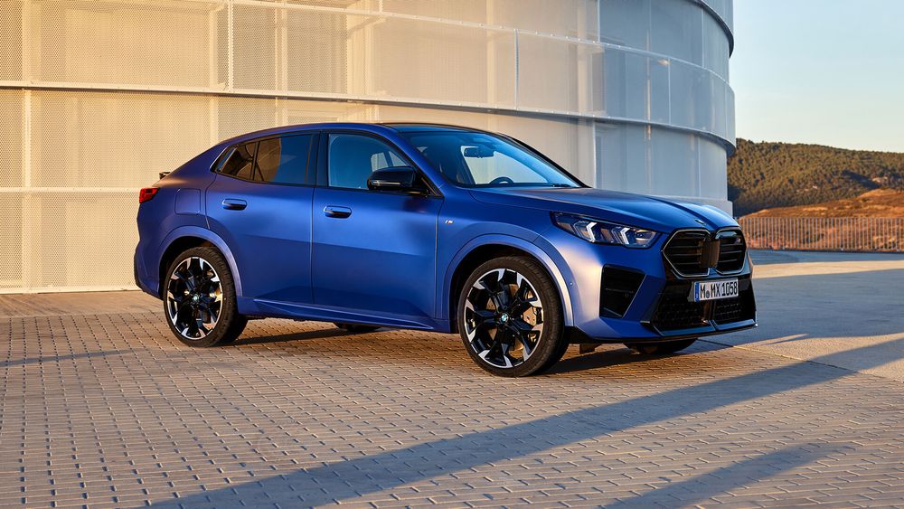 BMW X2 2023 niebieskie z prawej strony