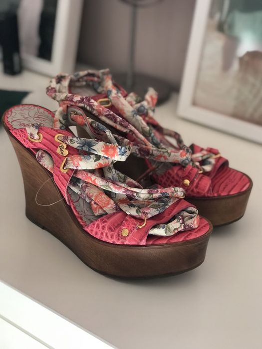 Sandálias chiques com salto, da marca Colcci.