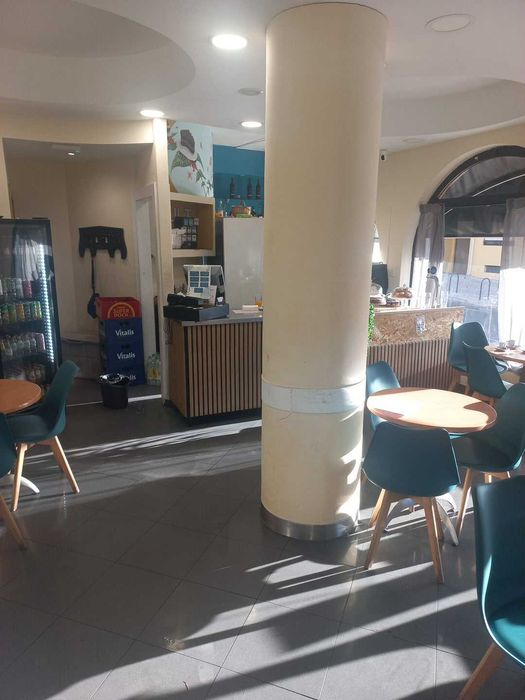 Trespasse de café/snack-bar em pleno funcionamento, localizado na Quinta do Barão, em Carcavelos.
