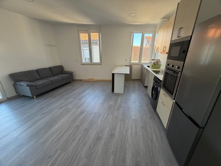 Arrenda-se quarto com suíte.