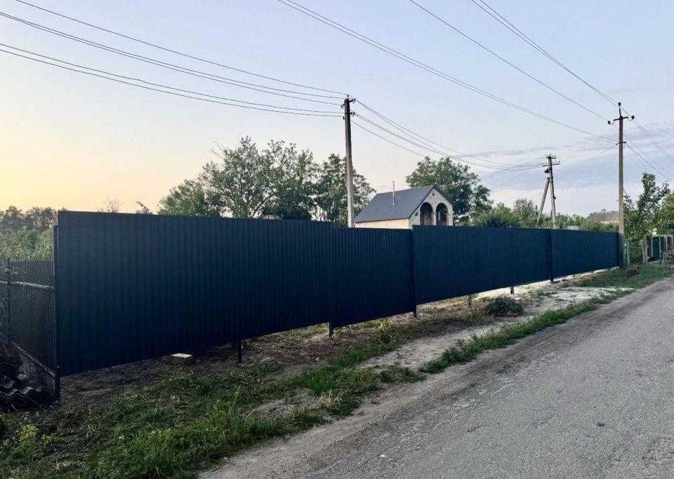 У продажу дачний будинок біля річки та лісу.