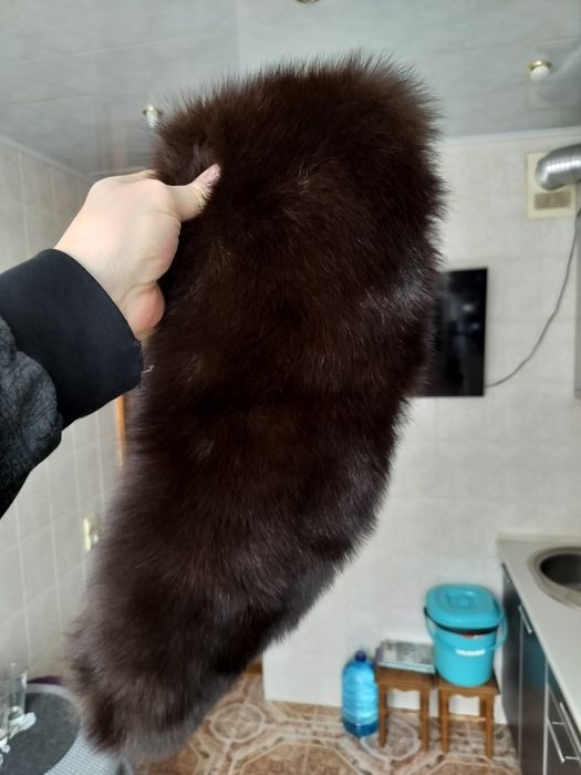 Комір з хутра песця.