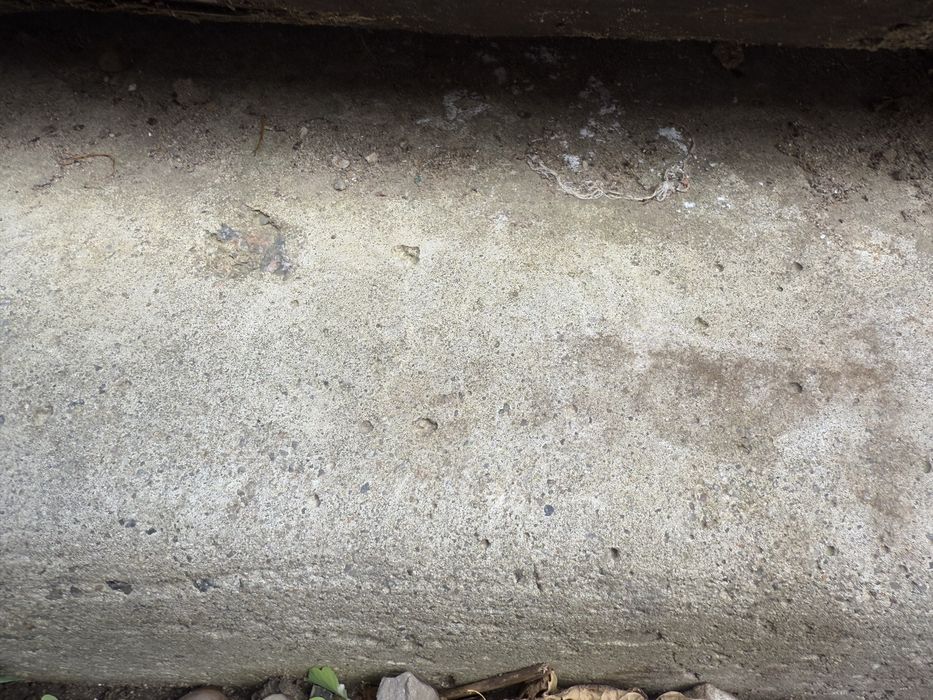 стовп слуп  бетонний 4 метри район пʼяного ринку