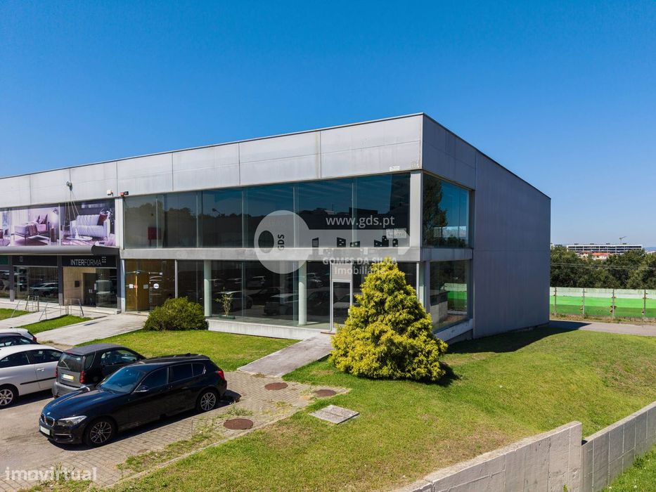 Pavilhão Comercial c/ área bruta de 1782m2 em Ferreiros