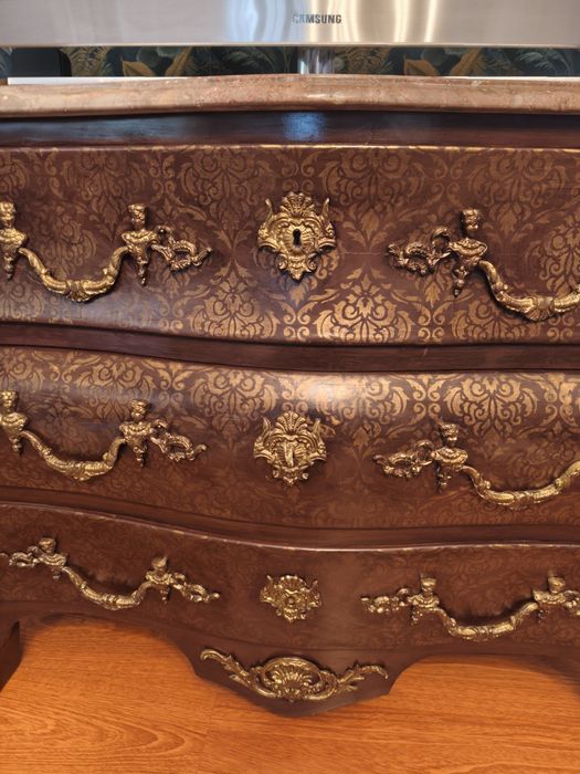 cómoda de estilo Luís XV pintada