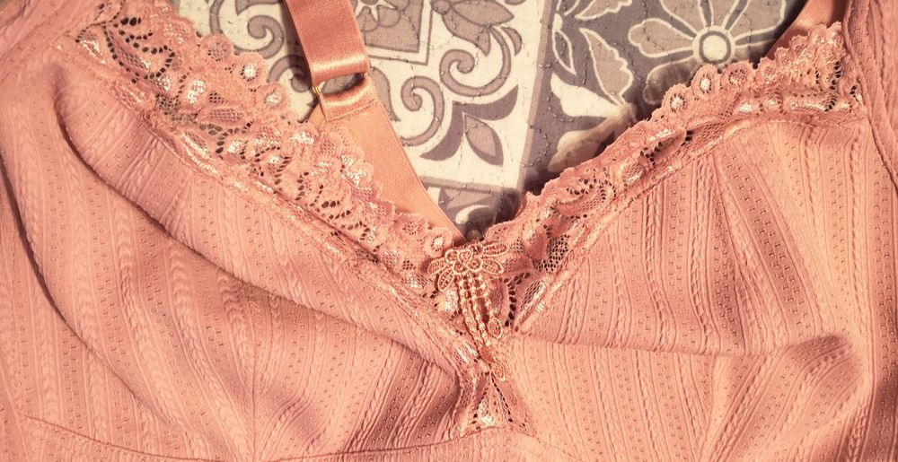 Nowy biustonosz pudrowy róż 110F