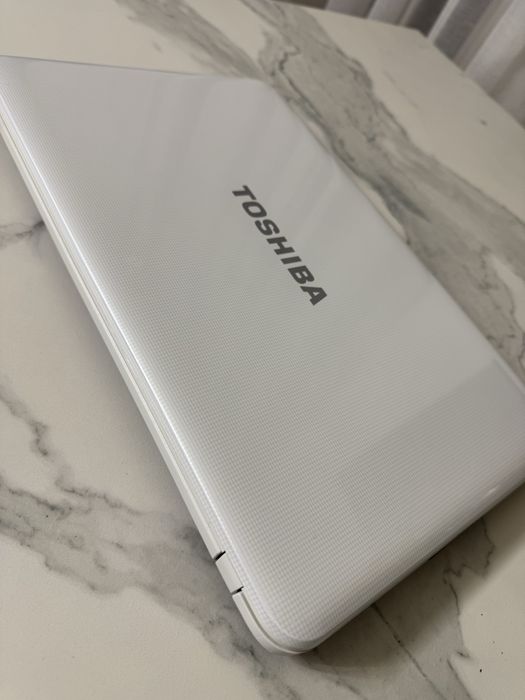 Laptop TOSHIBA bialy