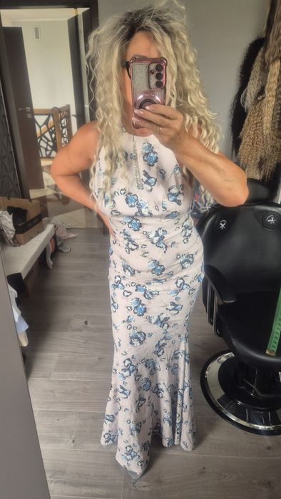 Piekna nową sukienka