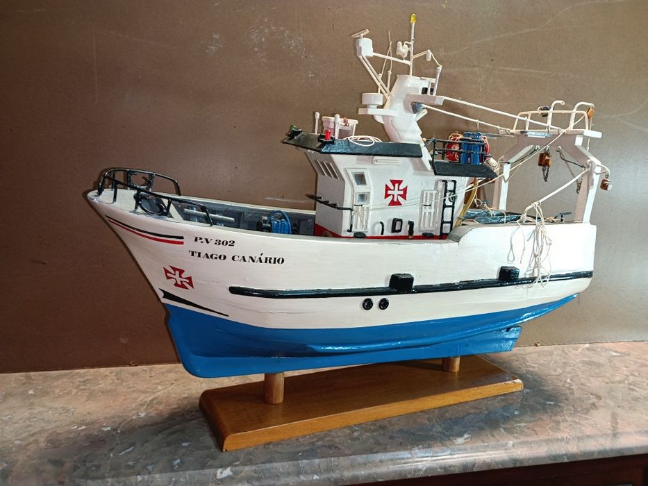 Barco em madeira para coleção, feito artesanalmente, medidas: 56/45cm.