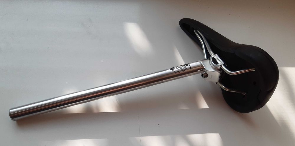 Велосипедное сиденье с подседельным штырем.