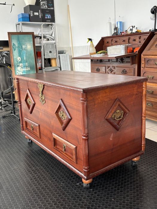 Baú Arca Antigo de Madeira Maciça com Detalhes Artesanais e Rodas