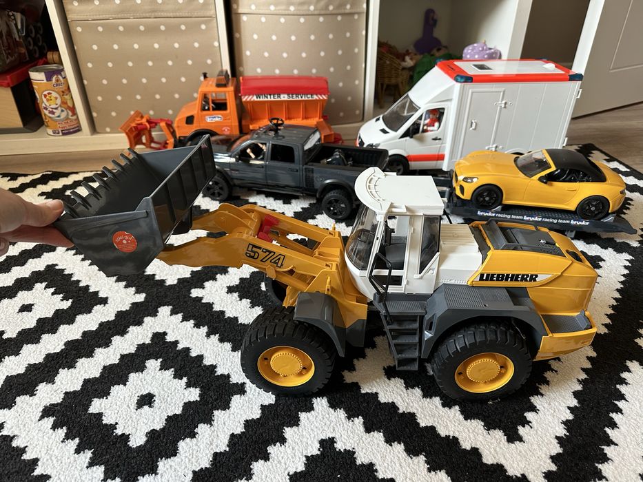 Машинки bruder швидка допомога, пожежна машина