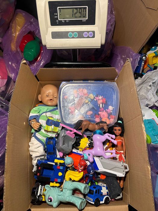 12,90kg zabawek twardych używanych dla dzieci od 3 lat, paczkomat