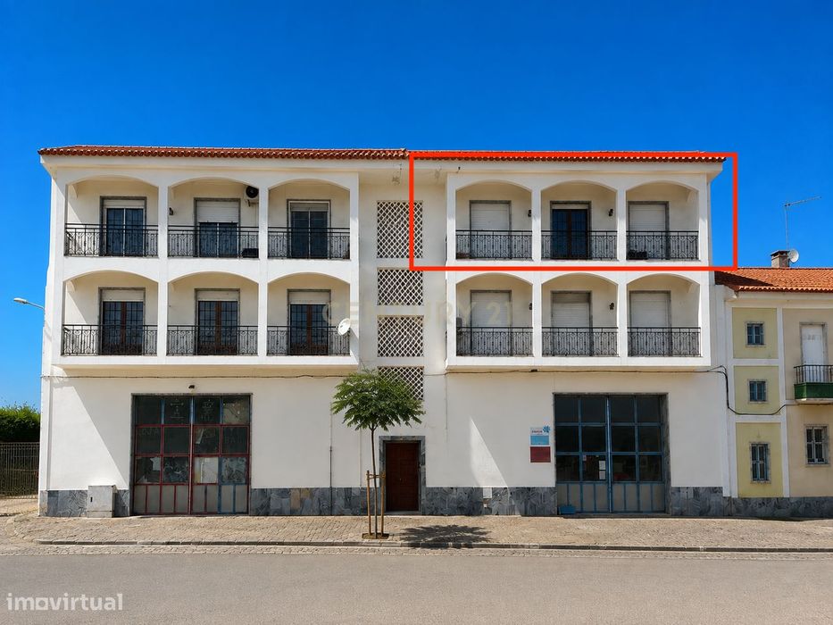 T3 com boas áreas jardim Porta Nova em Moura.