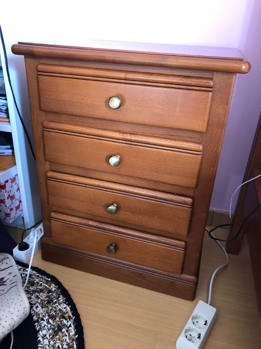 Cama e mesa de cabeceira em castanho