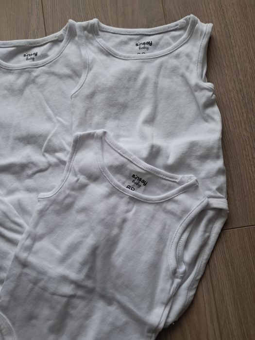 Sinsay 68 body bez rękawów 5x body. Stan bardzo dobry. Cena za całość.