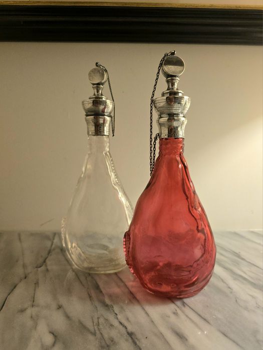 Par de frascos de Perfume Antigos, tampas em Prata – Leitão & Irmão.