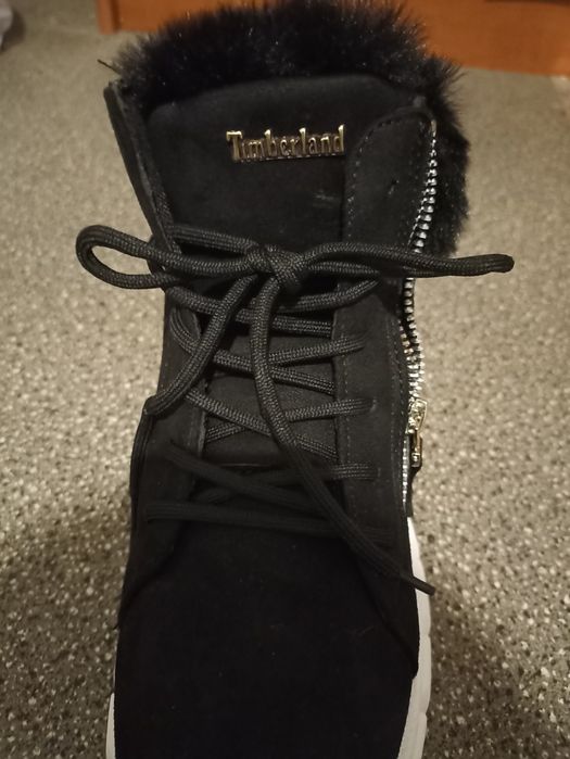 Botas pretas com sola branca