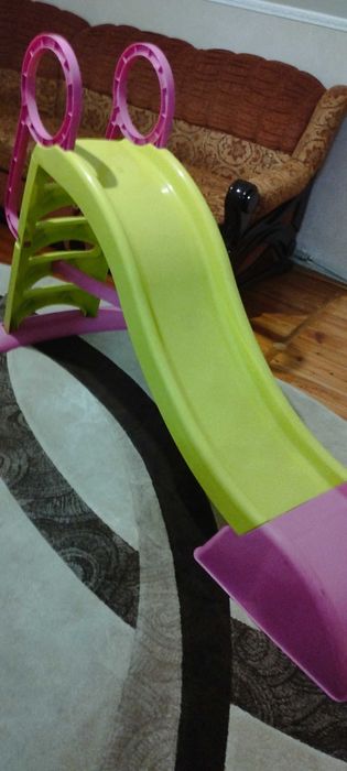 Дитяча гірка в ідеальному стані