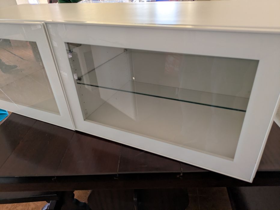 Estante IKEA Besta c/ prateleira vidro