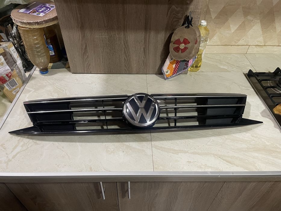 Продам решітку радіатора VW Jetta 15-18 зі значком і хромом