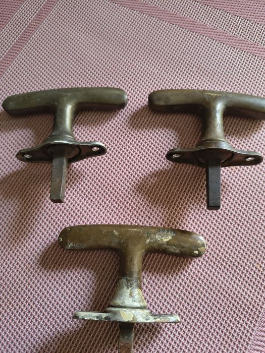 Mosiężne klamki okienne