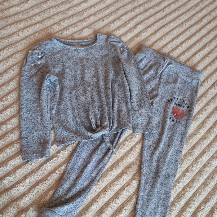 Костюм на ріст 116 лосини та светр футболка