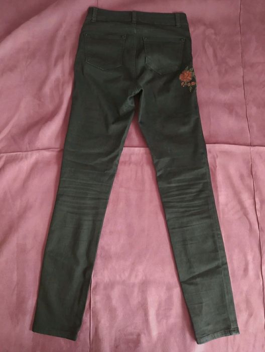 Spodnie Reserved z haftem 34