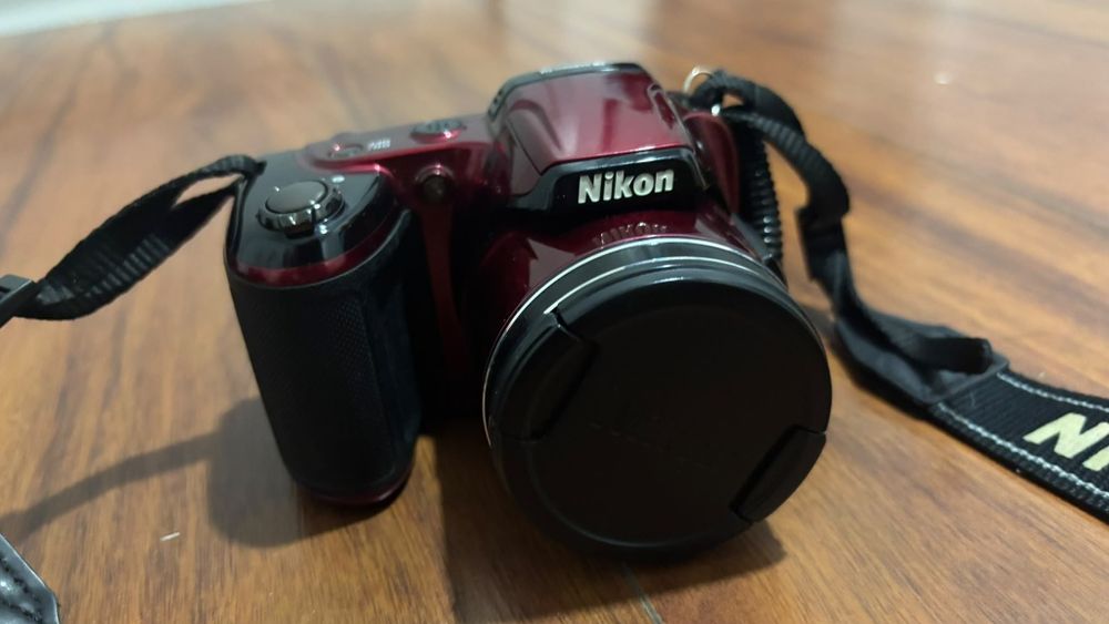 Câmara Nikon Coolpix L810 (Vermelha) + Bolsa Vanguard + Pilhas Recarregáveis (Excelente Estado)