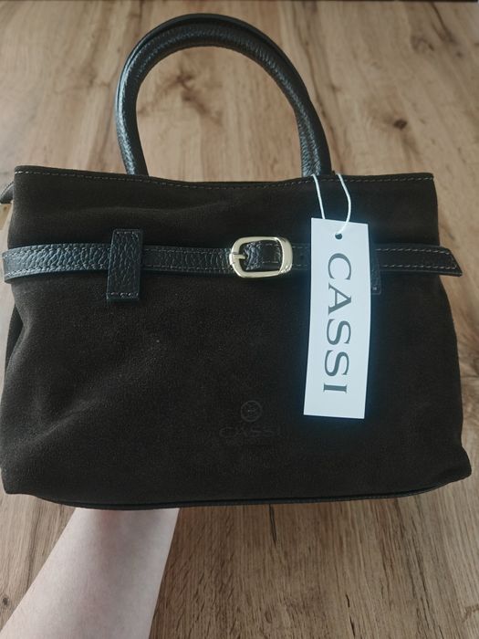 Czekoladowa torebka CASSI z paskiem – elegancka, modna, welurowa