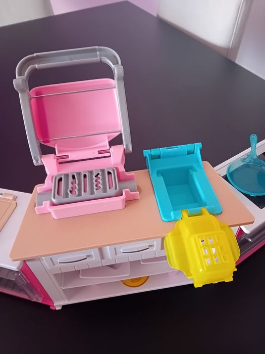 Cozinha, supermercado e palco da Barbie