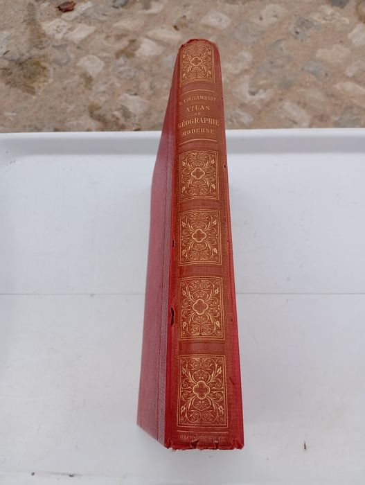Atlas antigo “Atlas de Géographie Moderne” (1885)