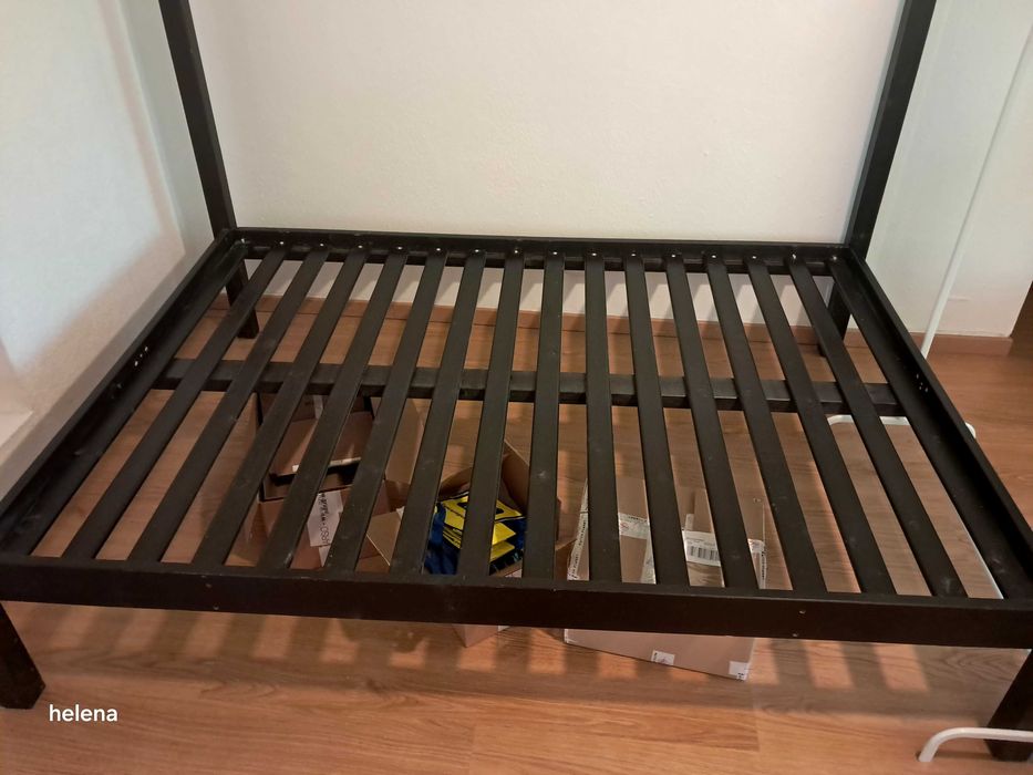 Vendo estrutura de cama ja com estrado embutido ...