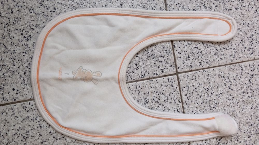 Várias babetes de bebé