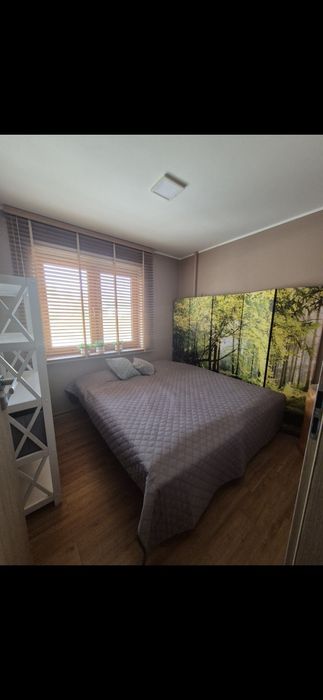 Domek w lesie nad jeziorem