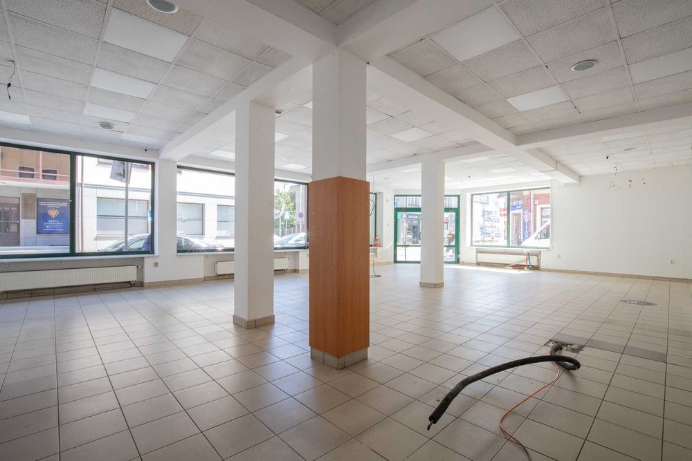 Do wynajęcia przestronny, narożny, witrynowy lokal handlowo-usługowy.