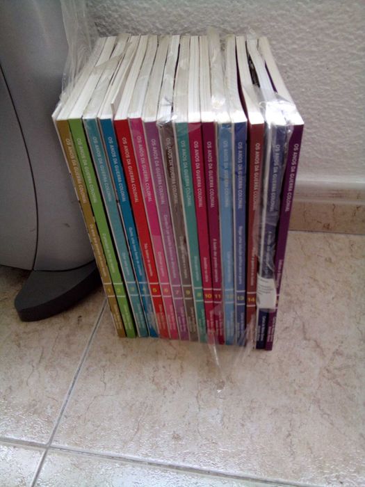 Vendo duas coleções Estado Novo e Guerra colonial completamente novos.