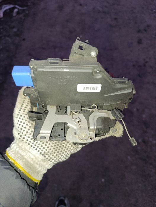 Замок двери задней левой VW Touareg Golf 5-6 Touran Jetta Octavia A5