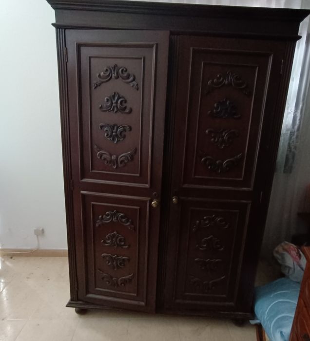 Roupeiro antigo com duas gavetas