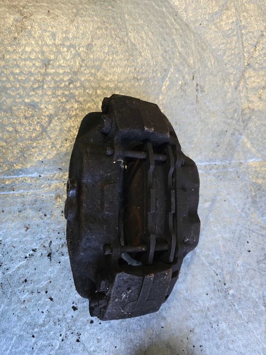 zaciski hamulcowe przód Land Rover Defender