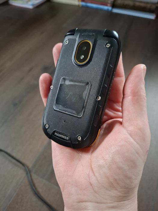 Telefon z klapką. Hammer BOW+