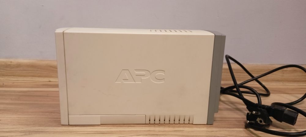 Zasilacz UPS APC C S 500
Jest używany co widać po niewielkich rysach b
