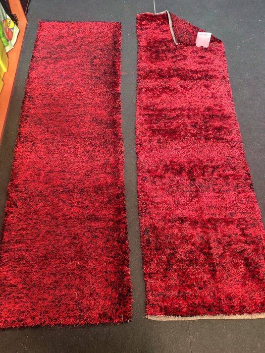 Carpetes vermelhas e pretas