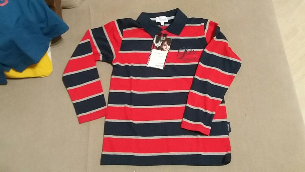 Roupa de criança nova com etiqueta, várias peças.