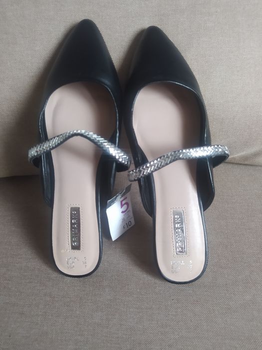 Klapki płaskie typu mule przód zakryty czarne Primark