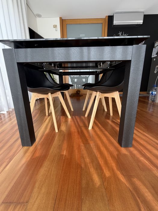 Mesa de jantar com tampo vidro preto e 4 cadeiras